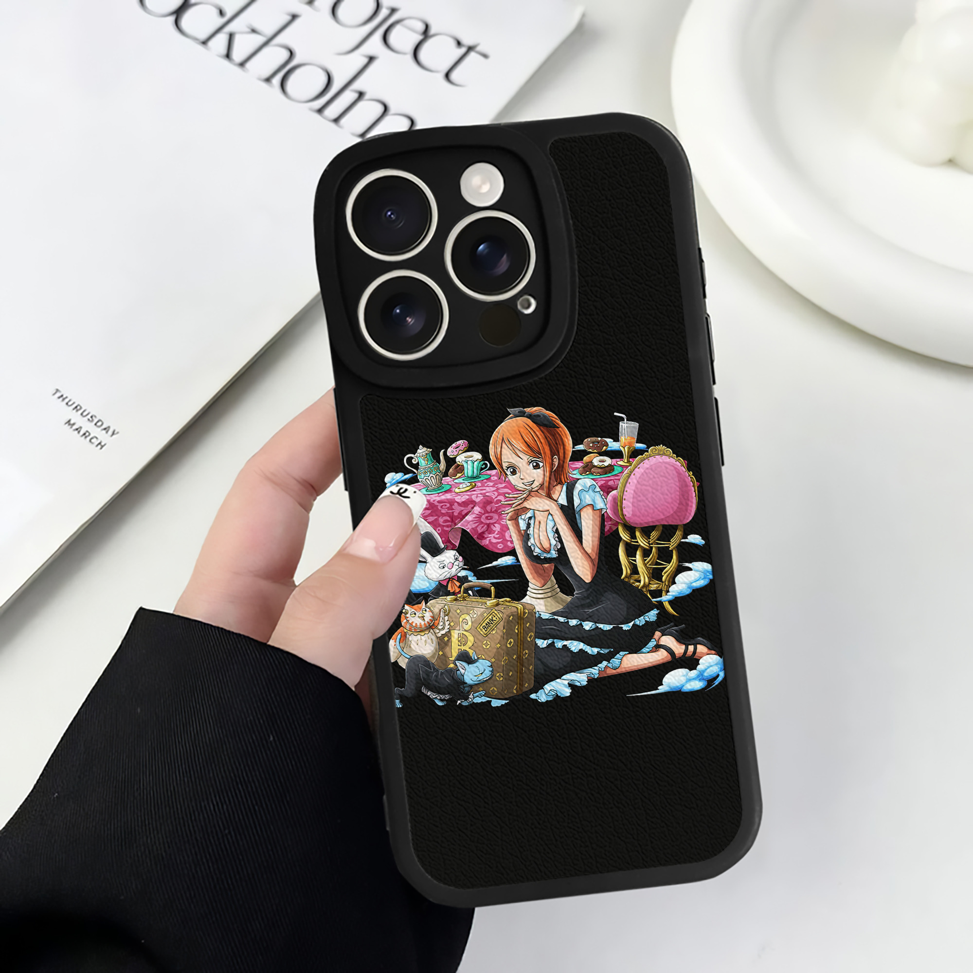 （画像用） ワンピース ナミ ONE PIECE Nami 【iPhone 16シリーズ対応】シリコンスマホケース（レザー調） 材質：シリコン